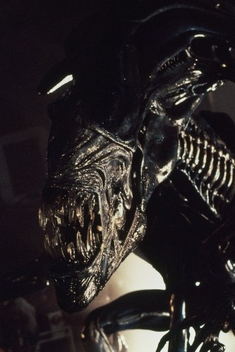 Aliensqueensmilingforthecamera