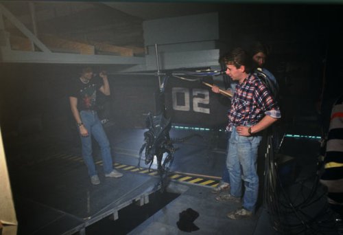 AliensQueenpuppeteerin